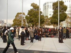 未来館の外に非難してきた人々