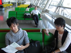 空港で飛行機待ち